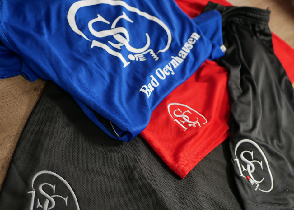 Neue Sportbekleidung für die Badmintonabteilung des 1. SC Bad Oeynhausen mit Stick und Flock